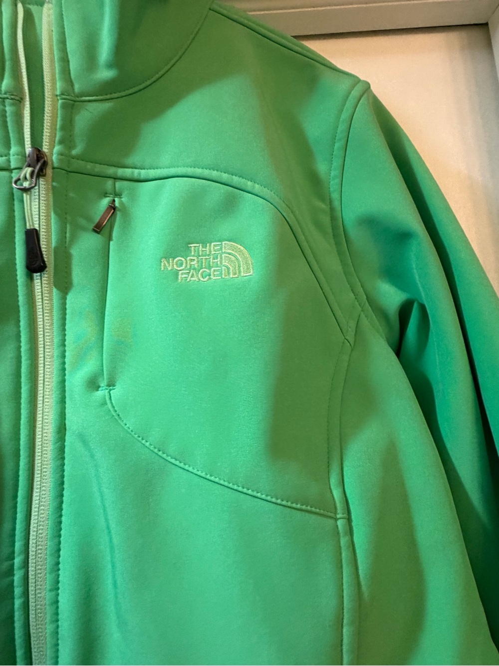 The North Face Women's Bright Mint Green Softshell Jacket - Picture 2 of 5